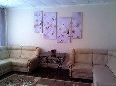 Модульная картина "Цветущая вишня" в интерьере гостиной