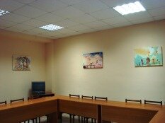 Картины на холсте в интерьере школы